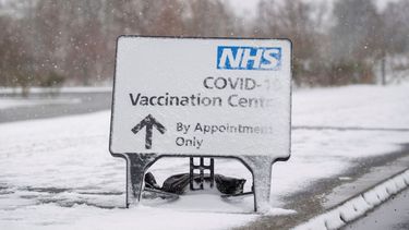 Un letrero cubierto de nieve dirige a las personas al centro de vacunación contra el COVID-19 en el estadio comunitario Jobserve en Colchester, Inglaterra, el domingo 7 de febrero de 2021.&nbsp;