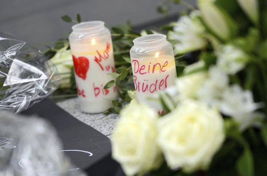 Flores y velas han sido colocados en memoria de las víctimas del vuelo de Germanwings en el aeropuerto de Düsseldorf. (EFE)