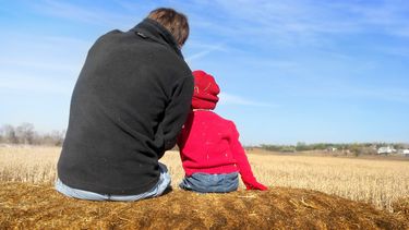 Las conversaciones entre padre e hijo fortalecen la relación y el autoestima de los pequeños