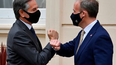 El secretario de Exteriores británico, Dominic Raab, a la derecha, da la bienvenida al secretario de Estado de EEUU, Antony Blinken, en Londres, el 3 de mayo de 2021.