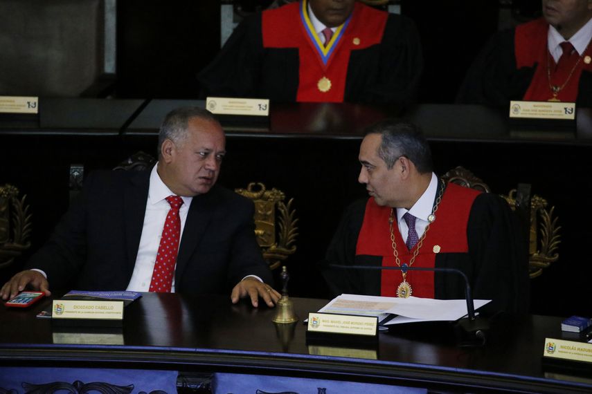 El presidente del Tribunal Supremo de Justicia del r&eacute;gimen de Maduro, Maikell Moreno (d) y Diosdado Cabello, presidente de la Asamblea Nacional Constituyente, fueron dos de los sancionados.