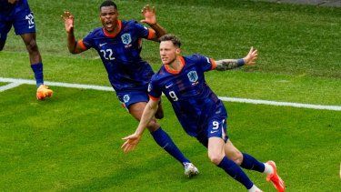 Wout Weghorst (derecha) festeja el gol de Países Bajos para la victoria 2-1 ante Polonia en el Grupo D de la Eurocopa, el domingo 16 de junio de 2024, en Hamburgo.