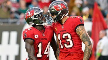 El wide receiver de los Buccaneers de Tampa Bay, Mike Evans (13), celebra su recepción de touchdown para 22 yardas ante los Jaguars de Jacksonville junto a su compañero de equipo, el wide receiver Chris Godwin (14), durante la primera mitad del juego de la NFL el domingo 24 de diciembre de 2023, en Tampa, Florida.&nbsp;
