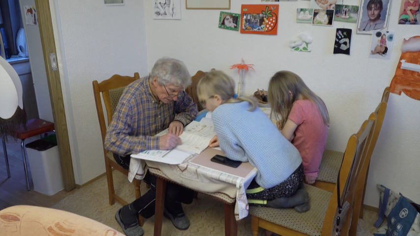 En un apartamento del barrio de Hellersdorf, en el este de la capital alemana, Gerd Kumbier ayuda a sus bisnietas con los deberes escolares.&nbsp;