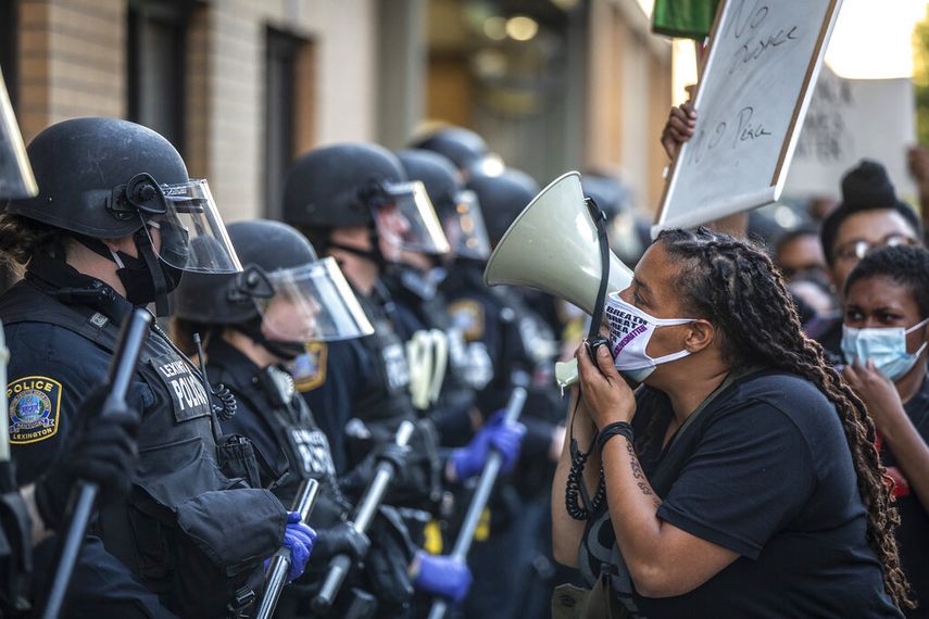 Una manifestante enfrenta a la policía durante una protesta contra la violencia policial el Lexington, Kentucky, el domingo 31 de mayo de 2020.&nbsp;