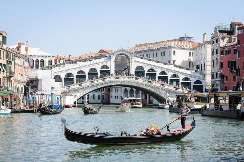 Turistas disfrutan de un paseo por Venecia.