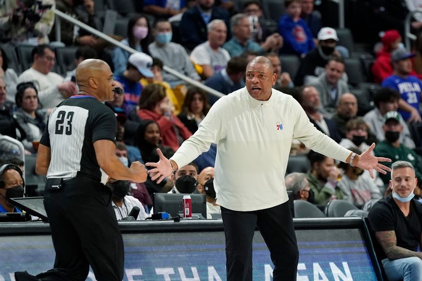 El entrenador del 76ers de Philadelphia Doc Rivers declaró que uno de sus jugadores tiene Covid-19 y apoya que todos en la NBA tengan la vacuna