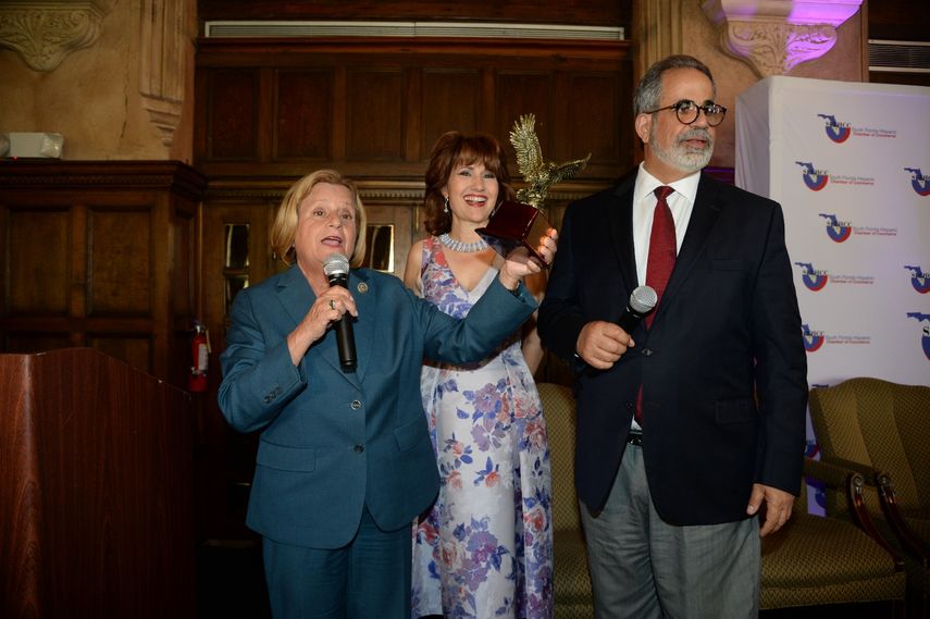 Ileana Ros-Lehtinen recibe el reconocimiento de manos de Liliam López y&nbsp;Ralph Gonzalez Jacobo.&nbsp;