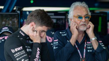 El piloto australiano de Alpine, Jack Doohan (izq.), y el asesor ejecutivo de Alpine, Flavio Briatore, se tapan los oídos cerca de los boxes durante la sesión de clasificación para el Gran Premio de Fórmula 1 de Miami 2025 en el Autódromo Internacional de Miami en Miami Gardens, Florida, el 3 de mayo de 2025.&nbsp;