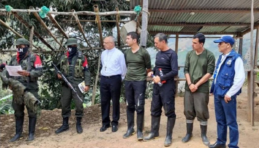 Miembros de la guerrilla del ELN en Colombia entregan a la Defensoría del Pueblo de ese país los tres tripulantes del helicóptero derribado en enero último.
