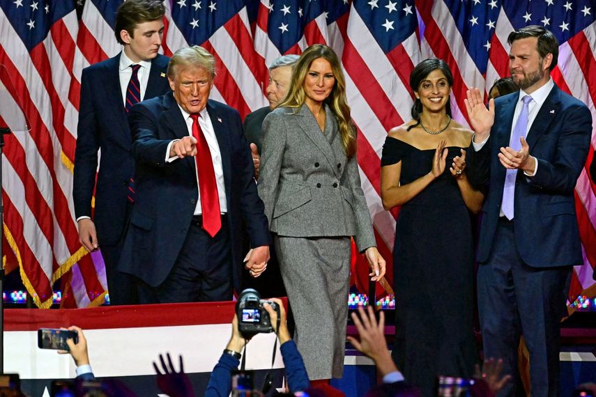 El electo presidente 47 de Estados Unidos, Donald J. Trump, junto a su esposa Melania, además del vicepresidente J.D. Vance y su esposa. Detrás, el hijo menor de Trump. Foto tomada después de su discurso de victorial electoral.