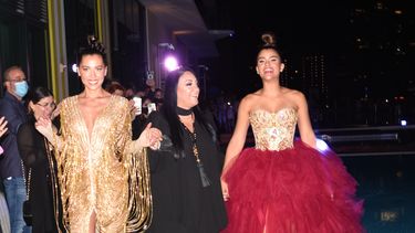 La diseñadora dominicana Giannina Azar despide su desfile junto a Clarissa Molina (der.) y otra modelo que luce una de sus creaciones en la pasarela de San Juan Moda.&nbsp;