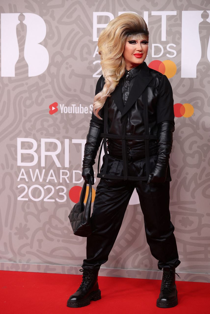 La DJ británica y drag queen Jodie Harsh posa en la alfombra roja a su llegada a los BRIT Awards 2023 en Londres el 11 de febrero de 2023.