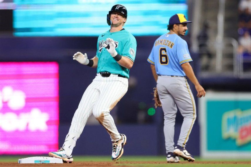 El jardinero Kyle Stowers, de los Miami Marlins, sonríe tras conectar un doble en un juego contra los Milwaukee Brewers, el 19 de abril de 2026.&nbsp;