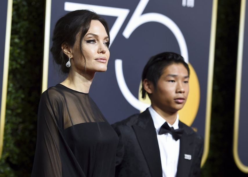 Angelina Jolie y su hijo Pax Jolie-Pitt llegan a la 75.ª edición de los premios Globos de Oro en el Beverly Hilton Hotel el domingo 7 de enero de 2018 en Beverly Hills, California. &nbsp;