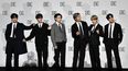 Los miembros de BTS de la banda de chicos de K-pop de Corea del Sur (de izquierda a derecha) V, Jin, Jung Kook, RM, Jimin y J-Hope posan para una sesión de fotos durante una conferencia de prensa sobre el nuevo álbum de BTS BE (Deluxe Edition) en Seúl el 20 de noviembre de 2020.&nbsp;