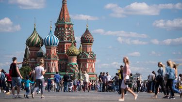 Turistas visitan la Catedral de San Basilio en la Plaza Roja, en Moscú, Rusia.