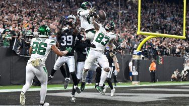 Garrett Wilson, arriba, y Tyler Conklin (83), de los Jets de Nueva York, no pueden quedarse con el balón en un intento de ave María mientras el reloj expiraba durante la segunda mitad del juego de la NFL en contra de los Raiders de Las Vegas, el domingo 12 de noviembre de 2023, en Las Vegas. Los Raiders ganaron 16-12.&nbsp;