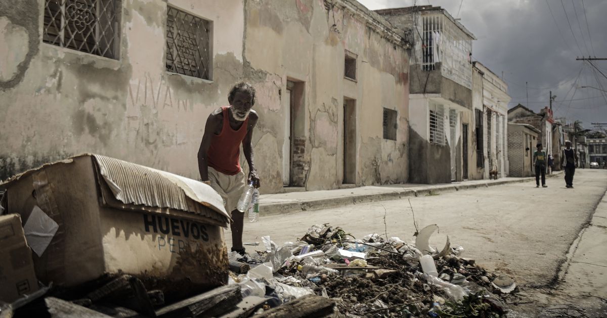 Cubanos esperan al poderoso huracán Melissa entre extensos apagones y un extraño virus