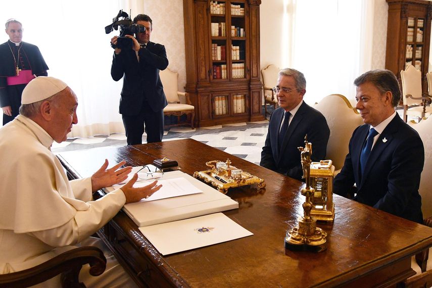 El papa Francisco  recibe en audiencia privada al presidente de Colombia, Juan Manuel Santos (d), y al expresidente Álvaro Uribe (2d) en el Vaticano este viernes, 16 de diciembre de 2016.  