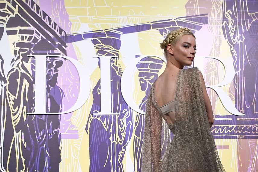 La actriz y modelo argentino-británica nacida en Estados Unidos Anya Taylor-Joy posa durante el photocall antes del desfile de modas Dior Croisiere (Cruise) 2022, en el Estadio Panatenaico, en Atenas, el 17 de junio de 2021.&nbsp;