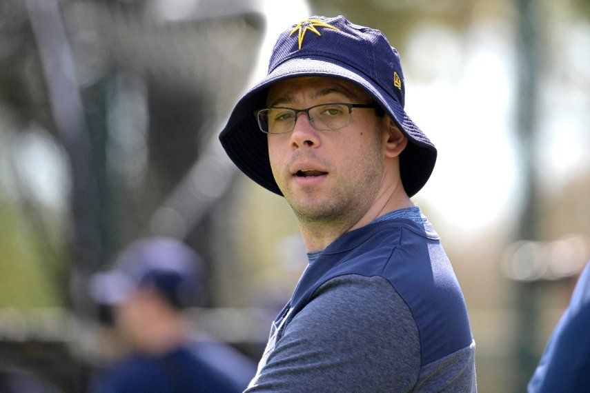 El gerente general de los Tampa Bay Rays, Peter Bendix, observa durante la práctica en el campamento de béisbol de entrenamiento de primavera, el lunes 20 de febrero de 2023, en Kissimmee, Florida. Los Miami Marlins están contratando al gerente general de Tampa Bay, Peter Bendix, para dirigir su departamento de operaciones de béisbol, una persona con conocimiento de la decisión, dijo el domingo 5 de noviembre por la noche.