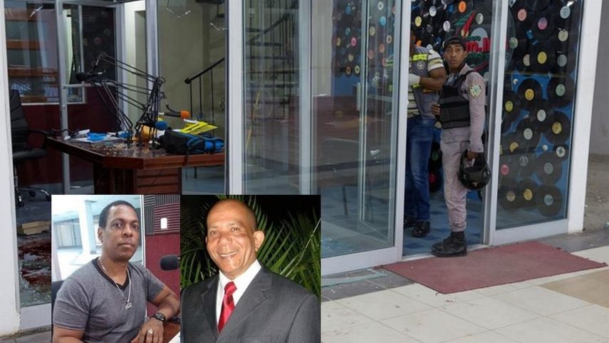 En la imagen tomada de Twitter se aprecia el estudio donde se encontraban los locutores dominicanos Leonardo Martínez y Luis Manuel Medina (debajo) en el momento en que fueron asesinados.