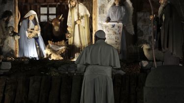 El papa Francisco presencia una representaci&oacute;n del nacimiento de Jes&uacute;s expuesto en la Plaza de San Pedro despu&eacute;s de presidir una ceremonia en v&iacute;speras de la Fiesta de Santa Mar&iacute;a y el Te Deum de Acci&oacute;n de Gracias de fin de a&ntilde;o en la Basilica de San Pedro en el Vaticano, el martes 31 de diciembre de 2019.&nbsp;
