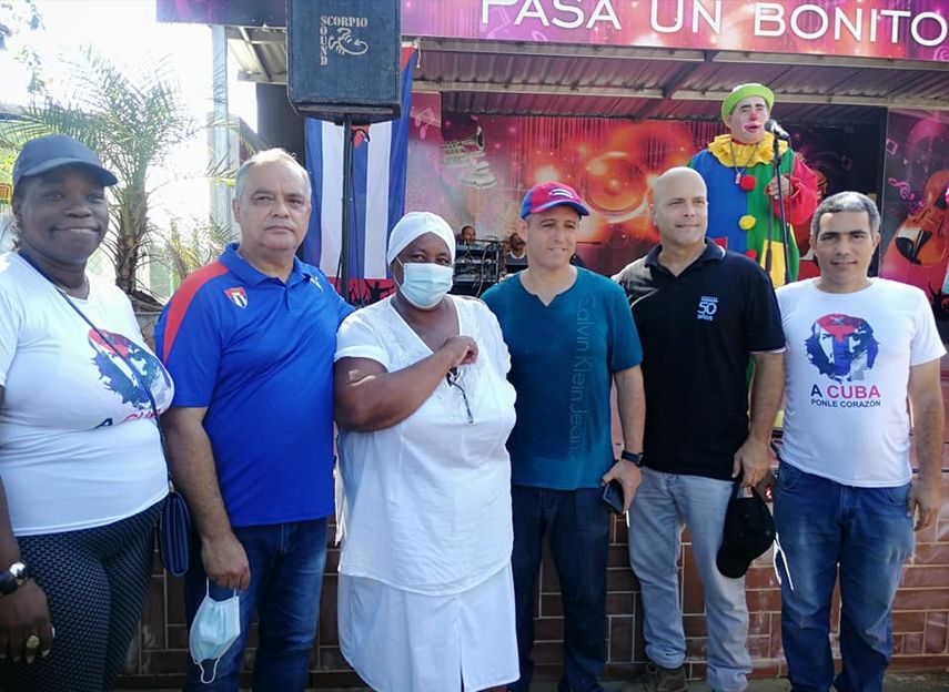 Espía cubano y dirigentes locales en fiesta con payasos en La Güinera.