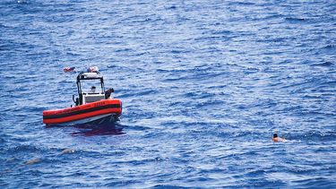 Patrullera de la Guardia Costera rescata a un migrante cubano que naufragó en su balsa rumbo a EEUU.
