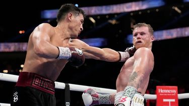 Dmitry Bivol, izquierda, de Kirguistán, lanza un puñetazo contra Canelo Álvarez, de México, durante una pelea por el título de peso semipesado, el sábado 7 de mayo de 2022 en Las Vegas.&nbsp;