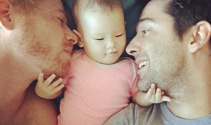 Bud Lake y Manuel Santos deberán ir a juicio en Tailandia para obtener la custodia de la pequeña Carmen. (Cortesía)