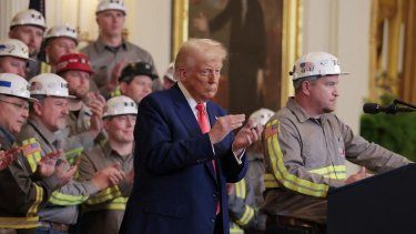 El presidente de Estados Unidos, Donald Trump, escucha al minero de carbón Jeff Crowe durante la ceremonia de firma de una orden ejecutiva en la Sala Este de la Casa Blanca el 8 de abril de 2025 en Washington, D.C.&nbsp;