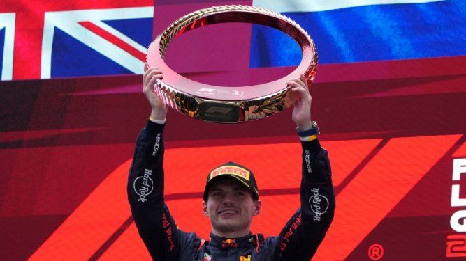 El piloto holandés de Red Bull Max Verstappenof celebra en el podio tras ganar el Gran Premio de China de Fórmula 1 en el circuito internacional de Shanghái, en China, el domingo 21 de abril de 2024.&nbsp;