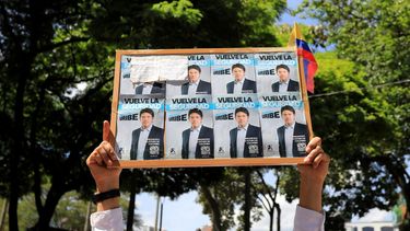 Un hombre sostiene un cartel con propaganda de Miguel Uribe Turbay, durante una protesta contra la violencia y a favor de la paz en Medellín, Colombia, el 8 de junio de 2025, un día después del ataque a Uribe. Un destacado candidato presidencial colombiano de derecha, que recibió un disparo durante un acto de campaña en Bogotá, fue sometido con éxito a una primera cirugía, según informó el alcalde de la ciudad el domingo. El senador Miguel Uribe, de 39 años, se dirigía a sus simpatizantes en la capital cuando un hombre armado le disparó dos veces en la cabeza y una vez en la rodilla antes de ser detenido.