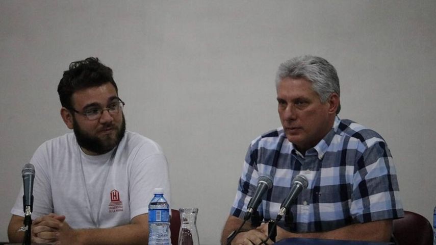 Miguel Díaz-Canel, designado gobernante de Cuba, participa en una reunión de universitarios en La Habana.