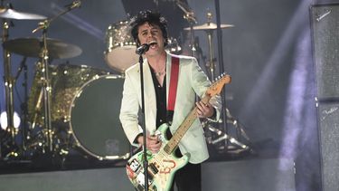 En esta imagen del 24 de noviembre de 2019, el vocalista de Green Day, Billie Joe Armstrong, durante una presentación en los American Music Awards, en el Microsoft Theater de Los Angeles.