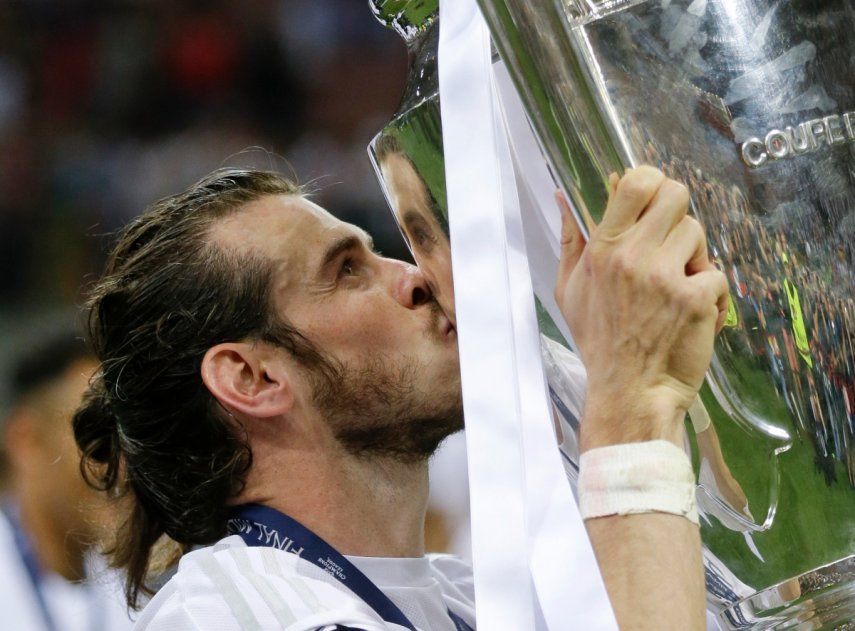 Gareth Bale, del Real Madrid, besa el trofeo de la Liga de Campeones el 28 de mayo de 2016, tras vencer al Atlético de Madrid en la final en Milán.