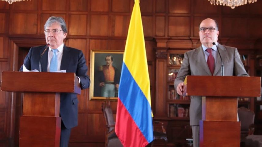 Julio Borges, comisionado para las Relaciones Exteriores de la presidencia encargada de Venezuela, y el canciller de Colombia, Carlos Holmes Trujillo, durante una rueda de prensa en Bogotá.
