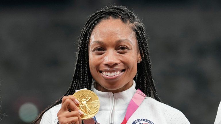 Allyson Felix, de EEUU, posa con su medalla de oro en el relevo femenino de 4 x 400 metros en los Juegos Olímpicos de Tokio 2020 