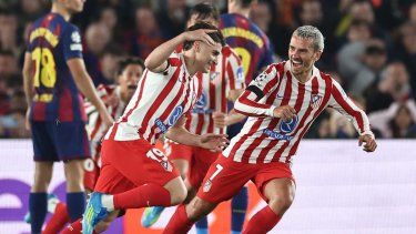 El delantero argentino del Atlético de Madrid, Julián Álvarez (número 19), celebra el primer gol de su equipo junto al delantero francés del Atlético de Madrid, Antoine Griezmann (número 7), durante el partido de ida de los cuartos de final de la Liga de Campeones de la UEFA entre el FC Barcelona y el Club Atlético de Madrid en el Camp Nou de Barcelona, el 8 de abril de 2026.&nbsp;