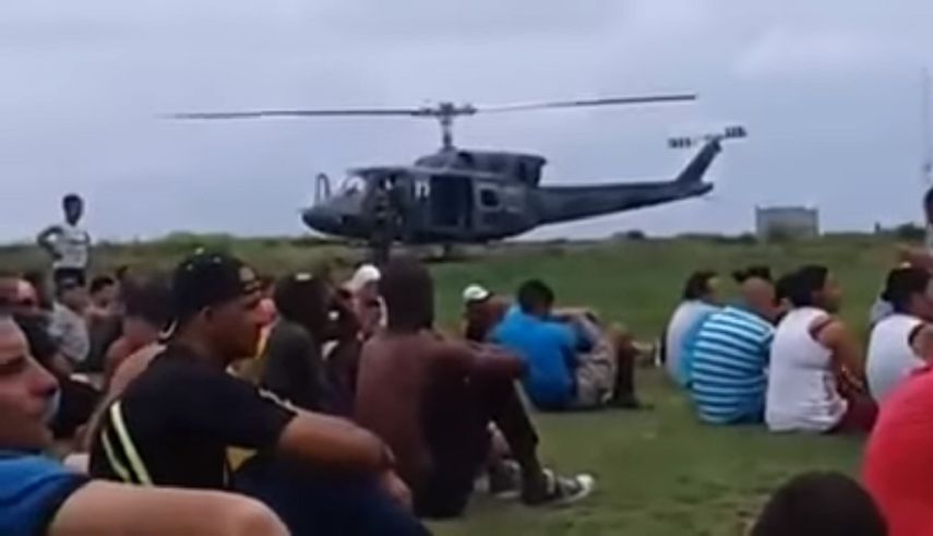 Captura de video que muestra a los migrantes cubanos en el poblado de La Miel, en Panamá.