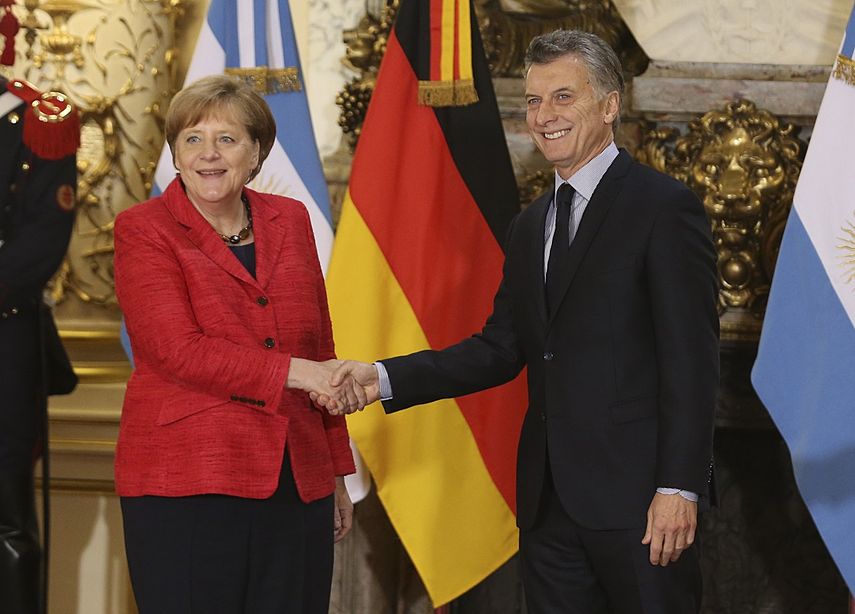 El presidente argentino Mauricio Macri recibe a la canciller alemana Angela Merkel, en la Casa Rosada en Buenos Aires.