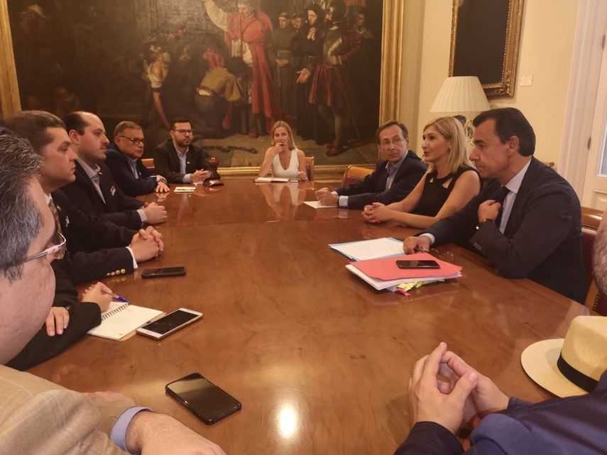 Senadores del PP (derecha) se reúnen con representantes de partidos de oposición de Venezuela.