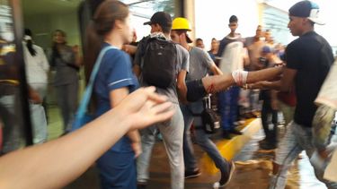 Momento en que el estudiante venezolano de 22 años, Augusto Puga, era llevado a la clínica donde falleció a consecuencia de un disparo en la cabeza.&nbsp;