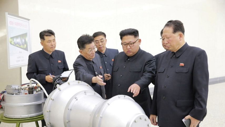 Imagen del líder norcoreano Kim Jong-un&nbsp;junto a la supuesta bomba H acompañado de científicos nucleares y altos oficiales de su régimen.
