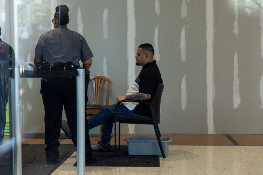 Kilmar Abrego García pasa por seguridad al llegar a una oficina de campo de Inmigración y Control de Aduanas (ICE) de EEUU, el 25 de agosto de 2025 en Baltimore, Maryland.