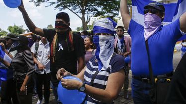 Estudiantes protestan dentro de la Universidad Centroamericana (UCA) exigiendo la liberaci&oacute;n de todos los presos pol&iacute;ticos, el martes 18 de junio del 2019 en Managua, Nicaragua.&nbsp;