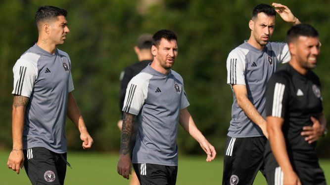 El nuevo atacante del Inter Miami, Luis Suárez (izquierda), camina junto a Lionel Messi (centro) y Sergio Busquets (segundo a la derecha) durante un entrenamiento el 13 de enero de 2024.