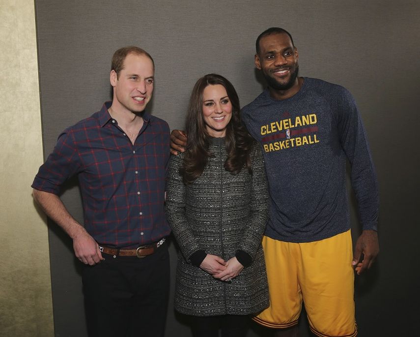 Los duques de Cambridge posan junto a LeBron James. (AP)